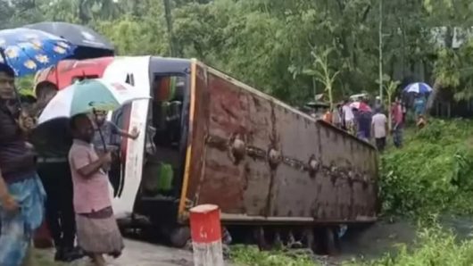 ভোলায় নিয়ন্ত্রণ হারিয়ে যাত্রীবাহী বাস খাদে