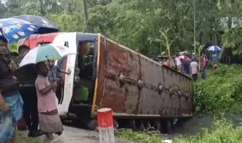 ভোলায় নিয়ন্ত্রণ হারিয়ে যাত্রীবাহী বাস খাদে