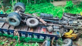 বরিশালে রেলিং ভেঙে খালে পড়ল পণ্যবাহী ট্রাক