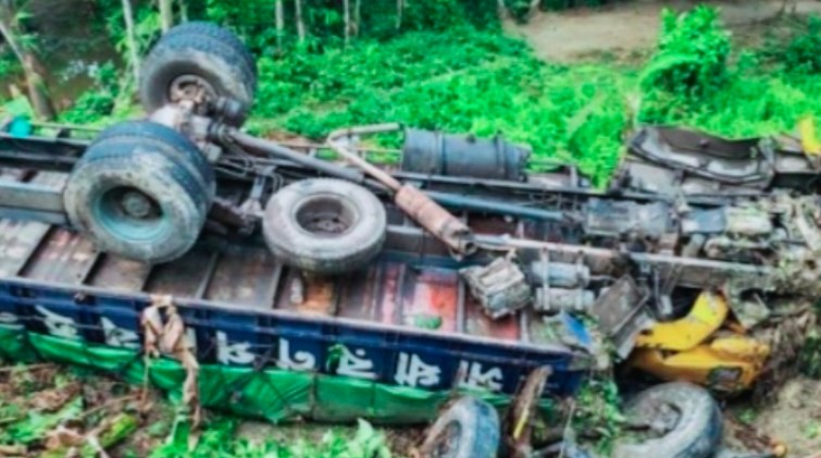 বরিশালে রেলিং ভেঙে খালে পড়ল পণ্যবাহী ট্রাক