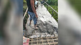 বরিশালে রডের বদলে বাঁশের কঞ্চি দিয়ে ব্রিজের ঢালাই