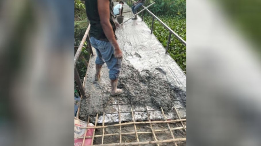 বরিশালে রডের বদলে বাঁশের কঞ্চি দিয়ে ব্রিজের ঢালাই