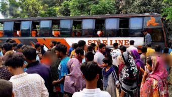 পথচারীকে বাঁচাতে গিয়ে খুঁটিতে বাসের ধাক্কা, নিহত ১