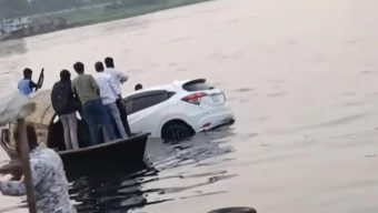 ফেরি থেকে চালকসহ নদীতে পড়ল প্রাইভেটকার