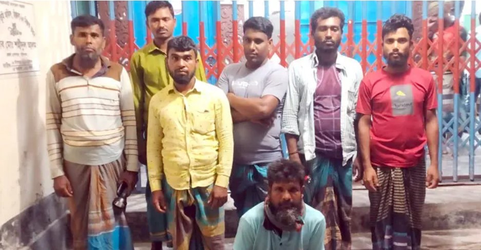 বরিশালে নিষেধাজ্ঞা না মেনে মাছ ধরায় ১৩ জেলেকে জরিমানা