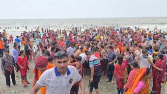 কুয়াকাটায় অক্ষয় তৃতীয়ার পুণ্যস্নানে হাজারো ভক্তের সমাগম
