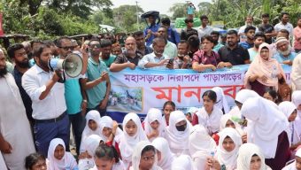 গৌরনদীতে নিরাপদ মহাসড়কের দাবিতে অবরোধ করে বিক্ষোভ