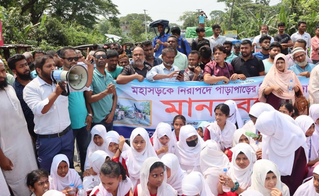 গৌরনদীতে নিরাপদ মহাসড়কের দাবিতে অবরোধ করে বিক্ষোভ