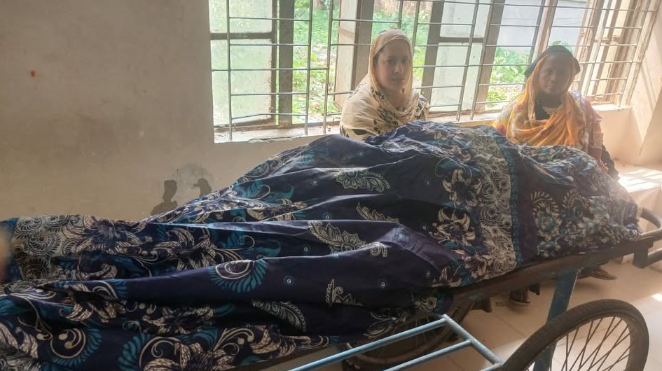 ইজিবাইকের চাকায় ওড়না প্যাচিয়ে নারীর মৃত্যু