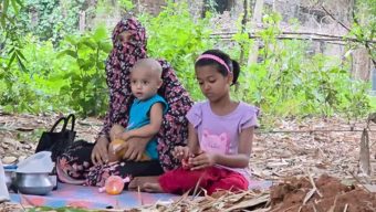 দুই সন্তান নিয়ে স্বামীর কবরের পাশে আশ্রয় নিলেন স্ত্রী
