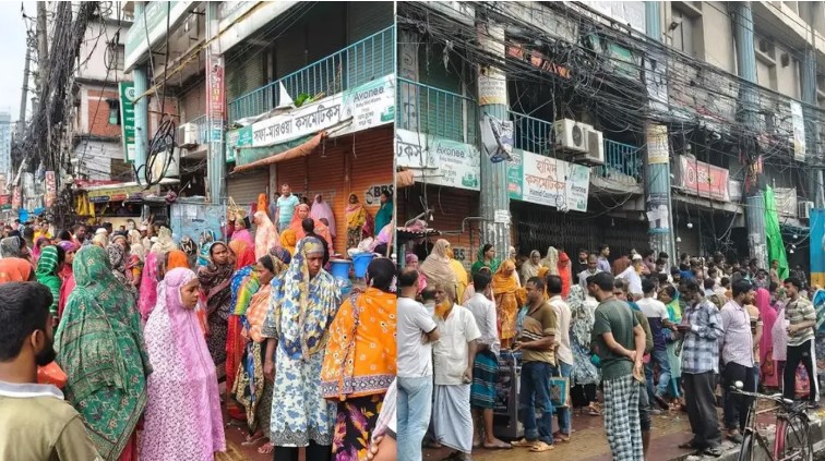 পেটের তাগিদে দিবস তাদের কাছে তুচ্ছ!