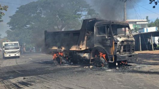 সড়কে প্রাণ গেল দোকানির, ক্ষুব্ধ জনতার আগুনে পুড়ল ট্রাক