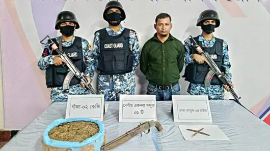ভোলায় যাত্রীবাহী লঞ্চ থেকে বন্দুক-গুলিসহ আটক ১