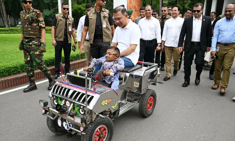 প্রতিবন্ধী কলেজছাত্রের তৈরি গাড়িতে চড়ে ঘুরলেন প্রধানমন্ত্রী