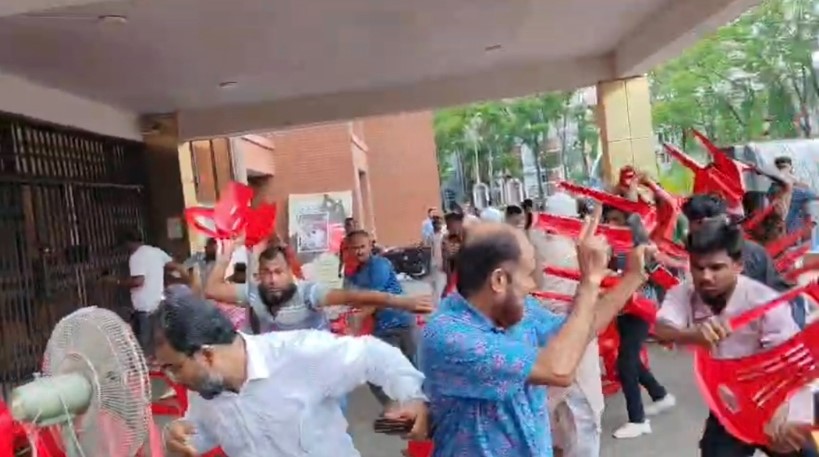 পবিপ্রবিতে ভিসিবিরোধী আন্দোলনে বহিষ্কৃত যুবদল নেতার নেতৃত্বে হামলা
