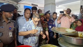 বরিশালে আকস্মিক হাসপাতাল পরিদর্শনে স্বাস্থ্যমন্ত্রী, কর্মচারীকে বরখাস্ত