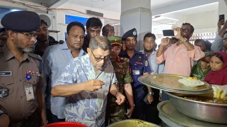 বরিশালে আকস্মিক হাসপাতাল পরিদর্শনে স্বাস্থ্যমন্ত্রী, কর্মচারীকে বরখাস্ত
