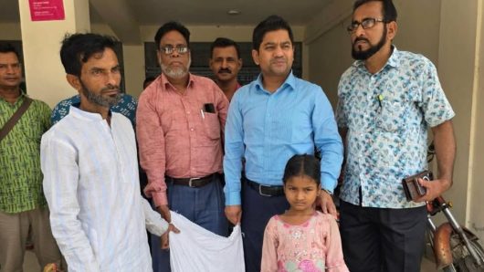 সংসারের চাকা ঘোরাতে ছোট্ট লামিয়ার ভ্যান চালানো ভাইরাল, পাশে দাঁড়াল ইউএনও 