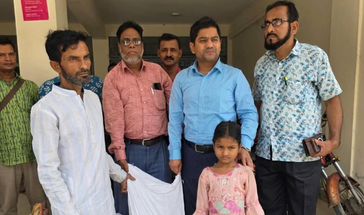 সংসারের চাকা ঘোরাতে ছোট্ট লামিয়ার ভ্যান চালানো ভাইরাল, পাশে দাঁড়াল ইউএনও 