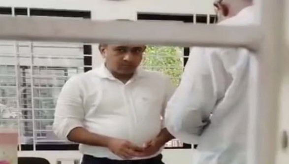 বাবুগঞ্জে ভূমি কর্মকর্তার ঘুষ গ্রহণের ভিডিও ভাইরাল