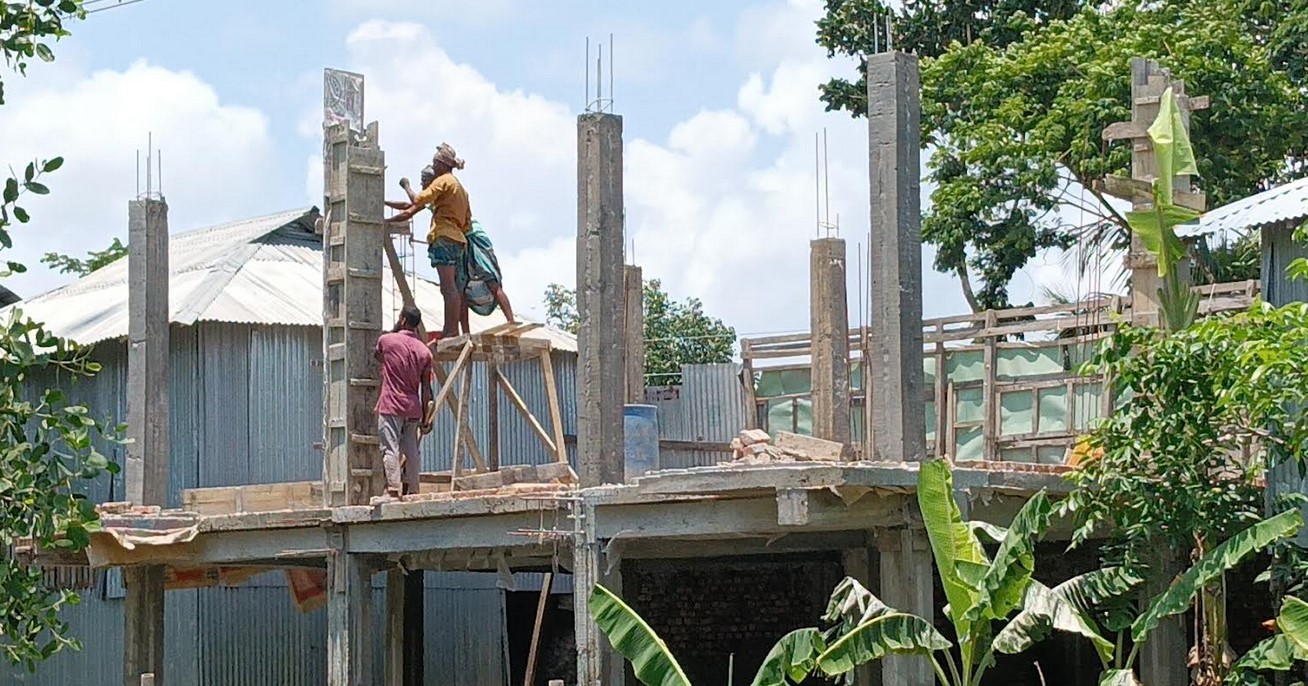 কলাপাড়ায় খাল দখল করে পাকা নির্মাণের অভিযোগ
