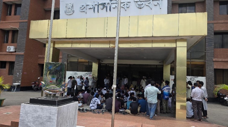 পবিপ্রবিতে হামলার প্রতিবাদে তৃতীয় দিনের কর্মবিরতি, প্রশাসনিক কার্যক্রম অচল