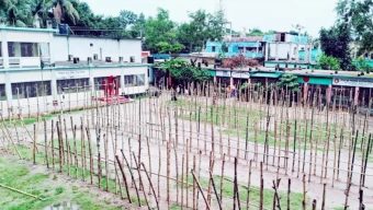 নির্দেশনা অমান্য করে বিদ্যালয় মাঠে পশুর হাটের আয়োজন