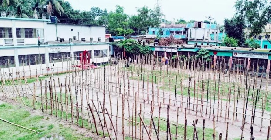 নির্দেশনা অমান্য করে বিদ্যালয় মাঠে পশুর হাটের আয়োজন