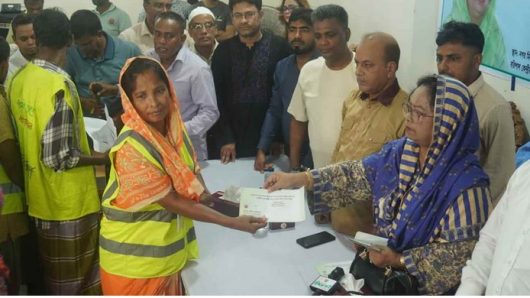 বরিশালে পরিচ্ছন্নতা কর্মীদের মাঝে প্রধানমন্ত্রীর ঈদ উপহার বিতরণ