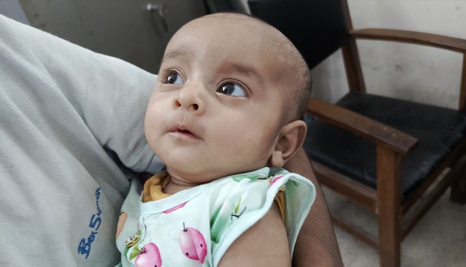 রাতের আধাঁরে ফুটফুটে শিশুকে ফেলে গেলো অজ্ঞাতরা, আঁতকে উঠলেন মানুষ
