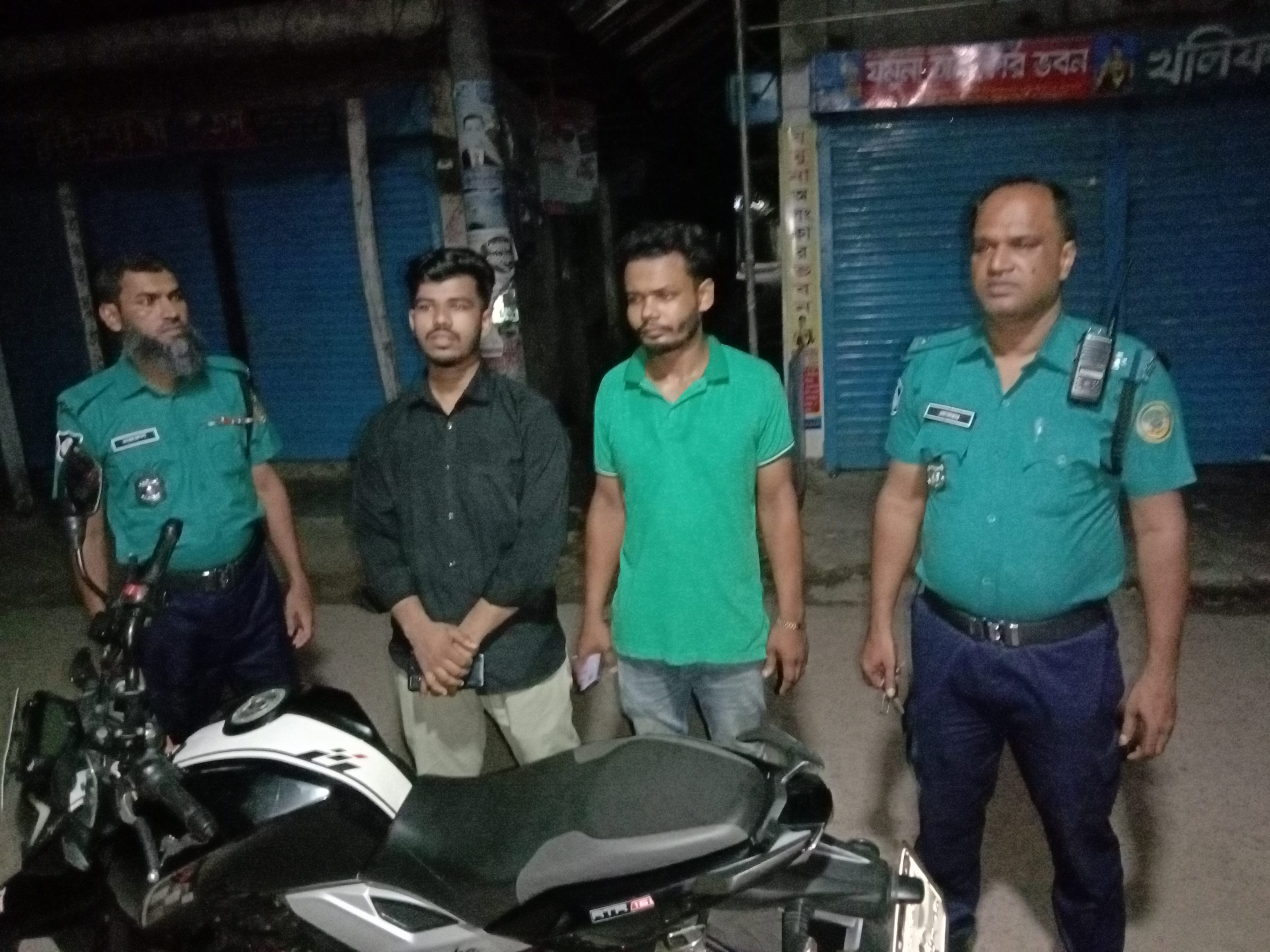 বরিশাল সাহেবের হাট বাজারে পুলিশ চেক পোস্টে মাদকসহ আটক ২, অভিযান অব্যাহত রাখার ঘোষণা পুলিশের