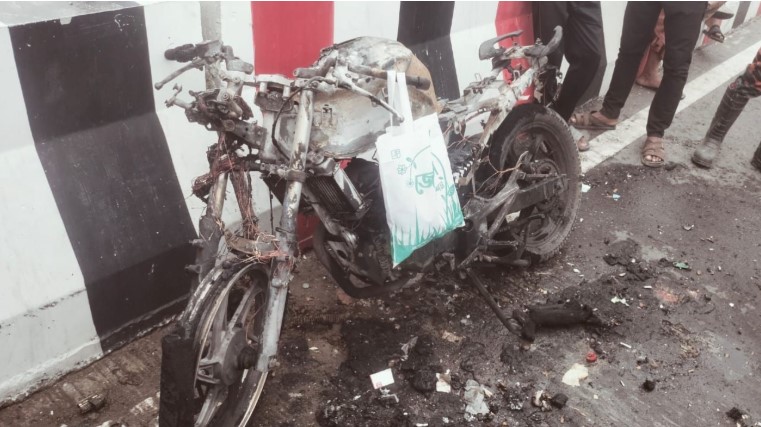 প্রেমিকার অভিমানে মোটরসাইকেলে আগুন, রহস্য খুঁজছে পুলিশ