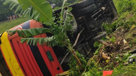 বাকেরগঞ্জে ইউনিক পরিবহনের বাস গাড়ি খাদে পড়ে আহত ১০ জন