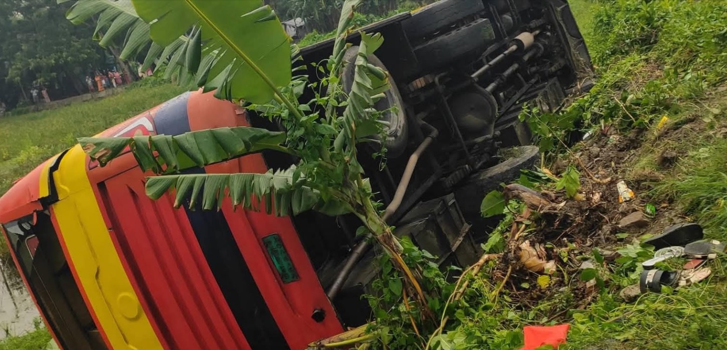 বাকেরগঞ্জে ইউনিক পরিবহনের বাস গাড়ি খাদে পড়ে আহত ১০ জন