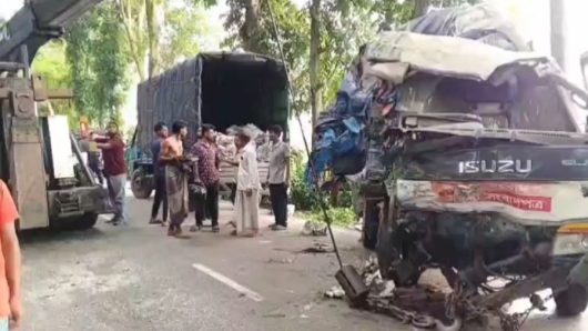ঢাকা-বরিশাল মহাসড়কে দুই ট্রাকের সংঘর্ষে চালক নিহত