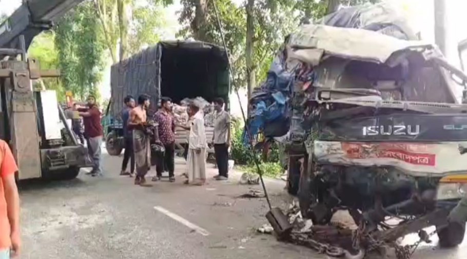 ঢাকা-বরিশাল মহাসড়কে দুই ট্রাকের সংঘর্ষে চালক নিহত