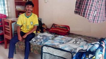 ক্লাস শেষে জার্সি বিক্রি, কলেজ শিক্ষার্থীর ব্যবসা এখন ৬৪ জেলায়