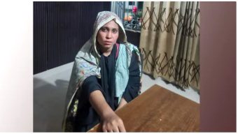 ভ‍্যান ছিনতাইকালে নারী আটক