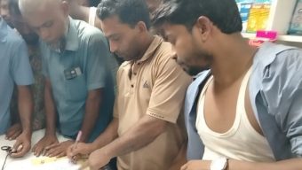 বরিশালে ‘চাঁদা দাবির’ অভিযোগে বিএনপির দুই নেতাকে গণপিটুনি