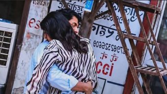 তালাকের কাগজ ছিঁড়ে আদালতেই স্বামীকে জড়িয়ে ধরলেন স্ত্রী!