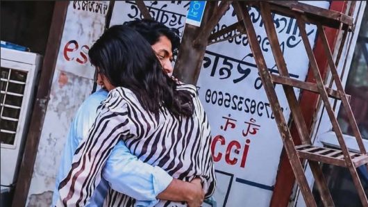 তালাকের কাগজ ছিঁড়ে আদালতেই স্বামীকে জড়িয়ে ধরলেন স্ত্রী!