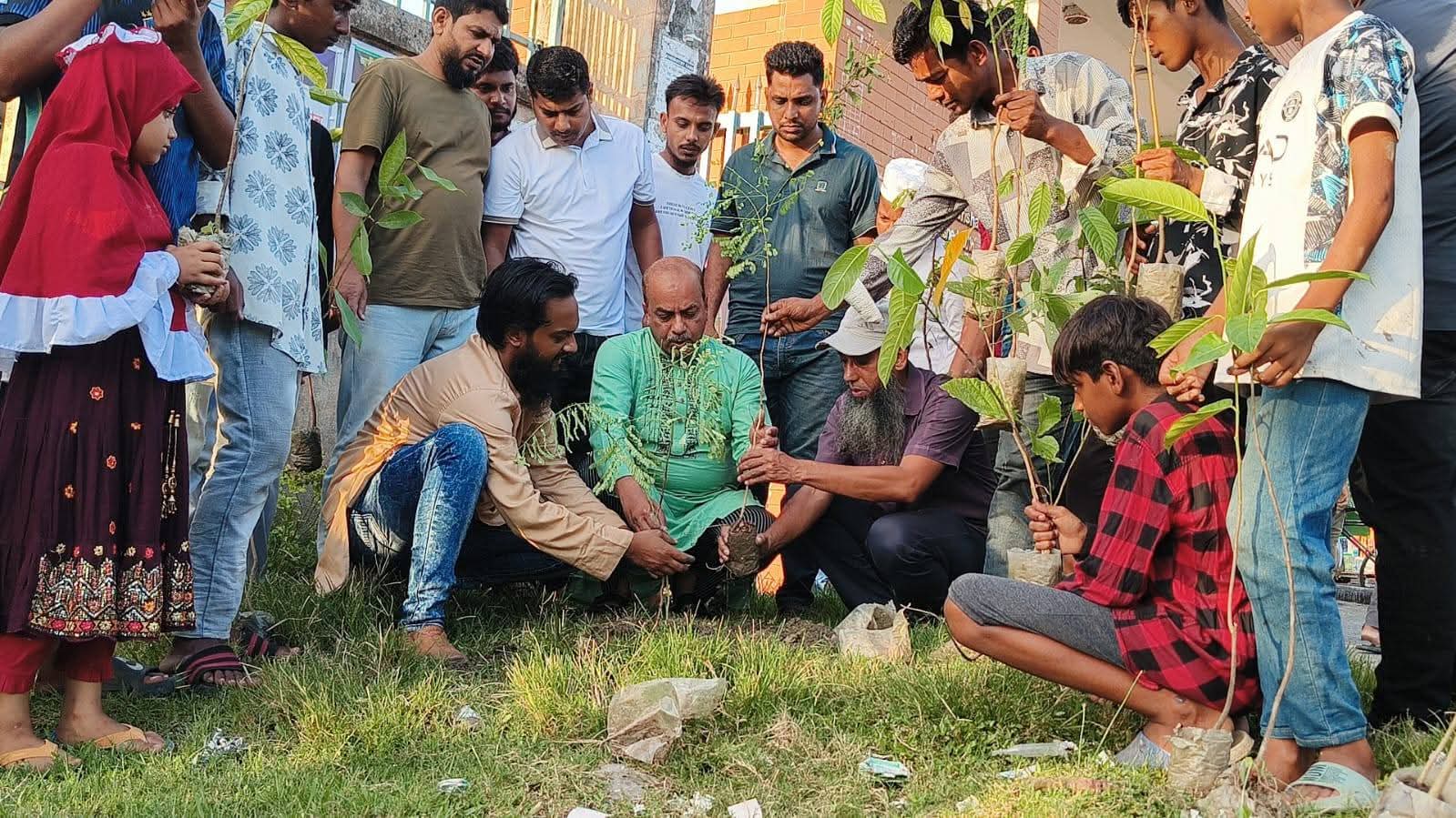 অ্যাডঃ আবুল কালাম শাহীনের উদ্যোগে কাউনিয়া সরকারি মাধ্যমিক বিদ্যালয়ে বৃক্ষরোপণ কর্মসূচি