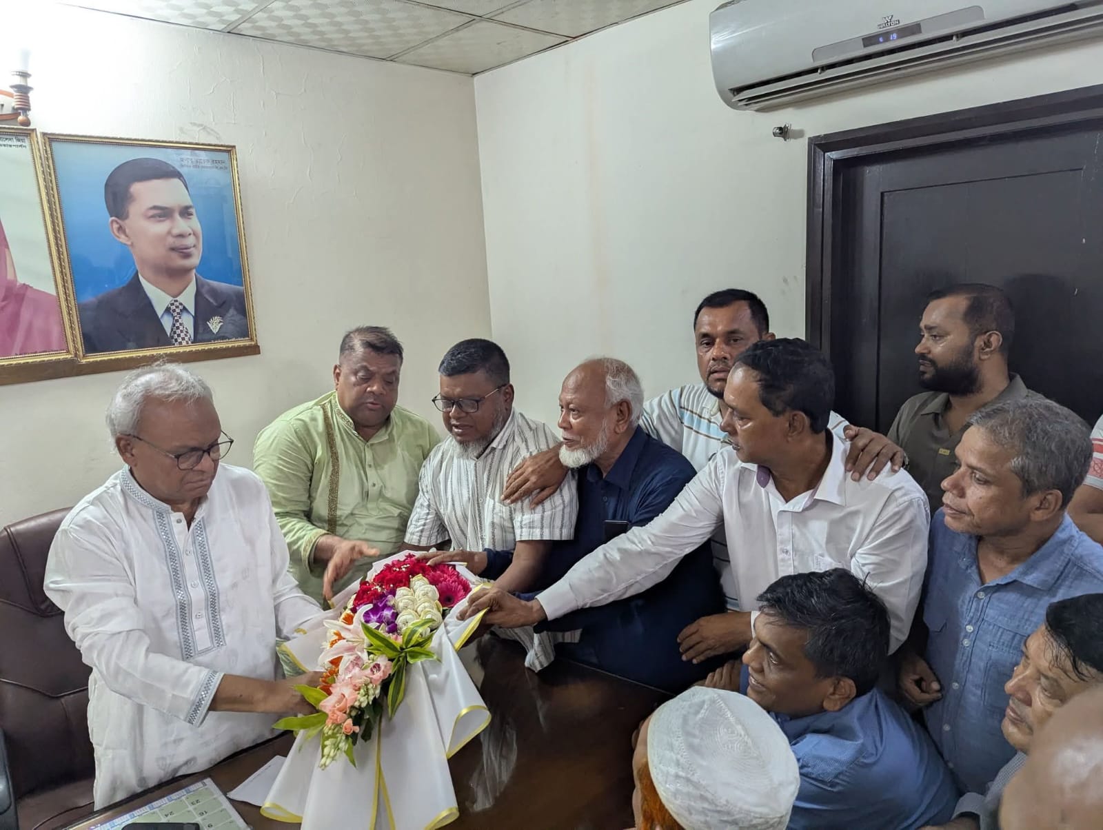 বিএনপির ভারপ্রাপ্ত মহাসচিব রিজভী আহমেদকে বরিশাল সদর উপজেলা বিএনপির ফুলেল শুভেচ্ছা