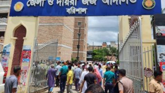 বরিশাল জজকোর্ট প্রাঙ্গণে ককটেল বিস্ফোরণ, আতঙ্কে বিচারপ্রার্থীরা