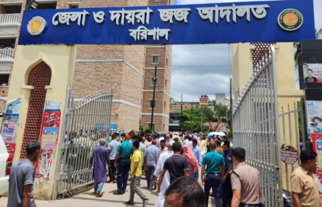 বরিশাল জজকোর্ট প্রাঙ্গণে ককটেল বিস্ফোরণ, আতঙ্কে বিচারপ্রার্থীরা