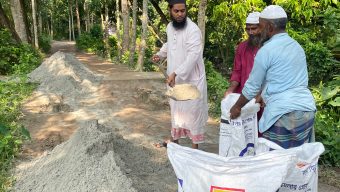 ভাঙা রাস্তা মেরামতে মাঠে ডিএম আলামিন, খুশি এলাকাবাসী