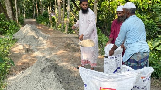 ভাঙা রাস্তা মেরামতে মাঠে ডিএম আলামিন, খুশি এলাকাবাসী