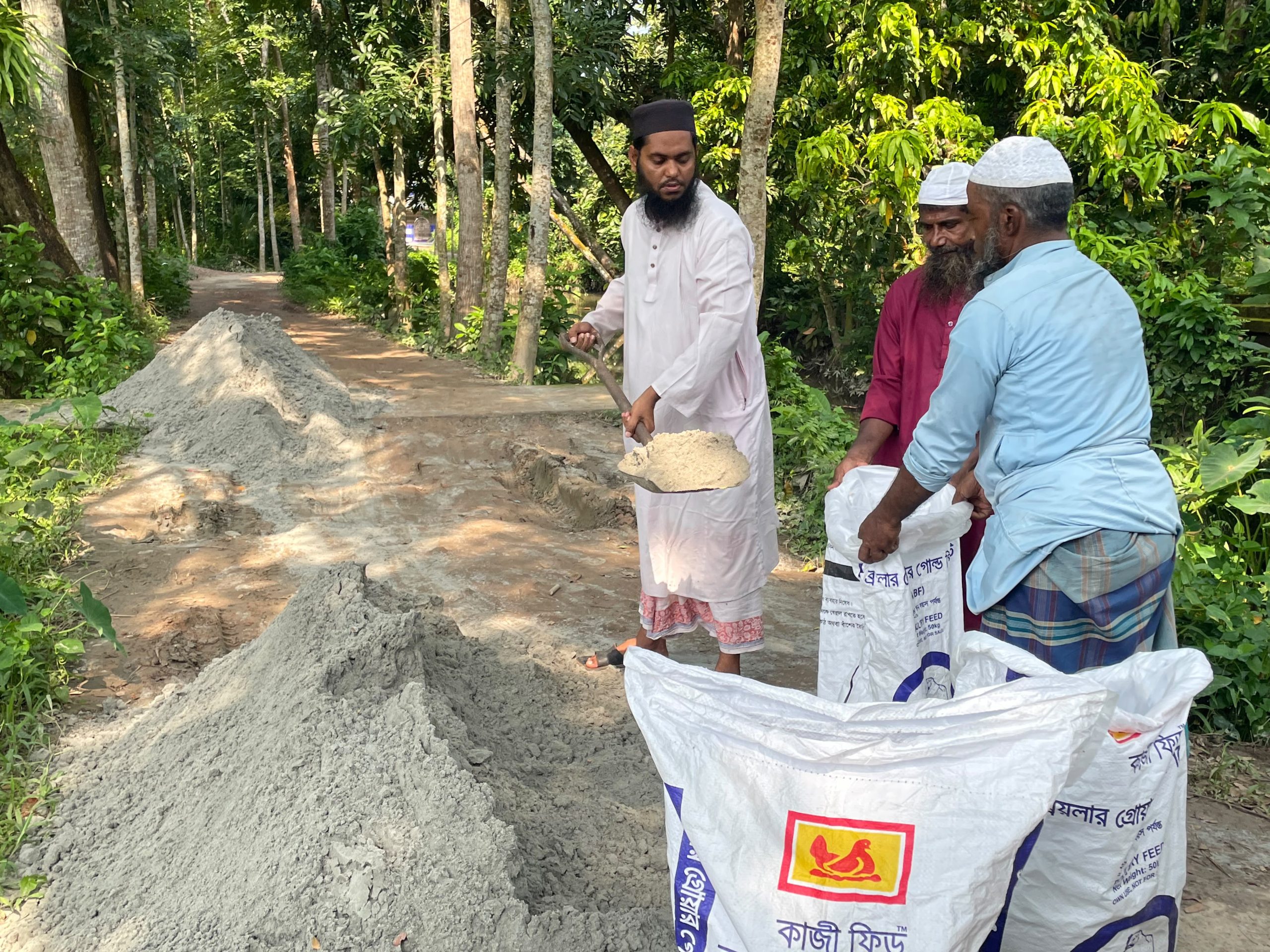 ভাঙা রাস্তা মেরামতে মাঠে ডিএম আলামিন, খুশি এলাকাবাসী
