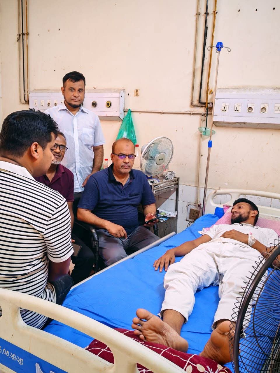 অসুস্থ ছাত্রদল নেতা সাদ্দাম খান রনিকে দেখতে হাসপাতালে যান অ্যাডঃ আবুল কালাম শাহীন