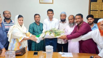 সাহেবেরহাট কবি নজরুল সমাজ কল্যাণ ক্লাব ও পাঠাগারের নবনির্বাচিত সভাপতিকে ফুলেল শুভেচ্ছা